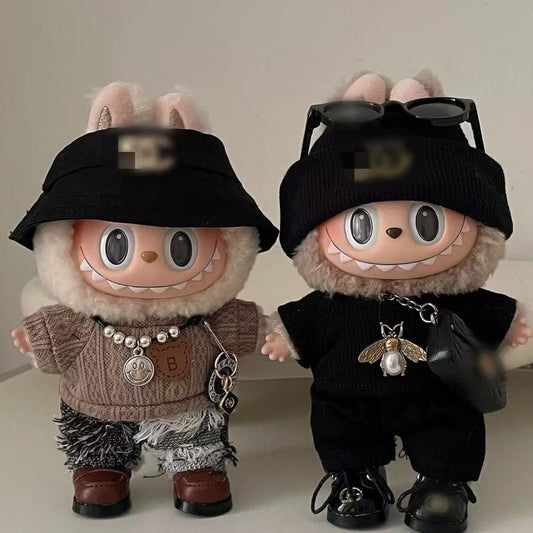 Labubu Streetstyle: Schwarze Sportkleidung mit Mütze