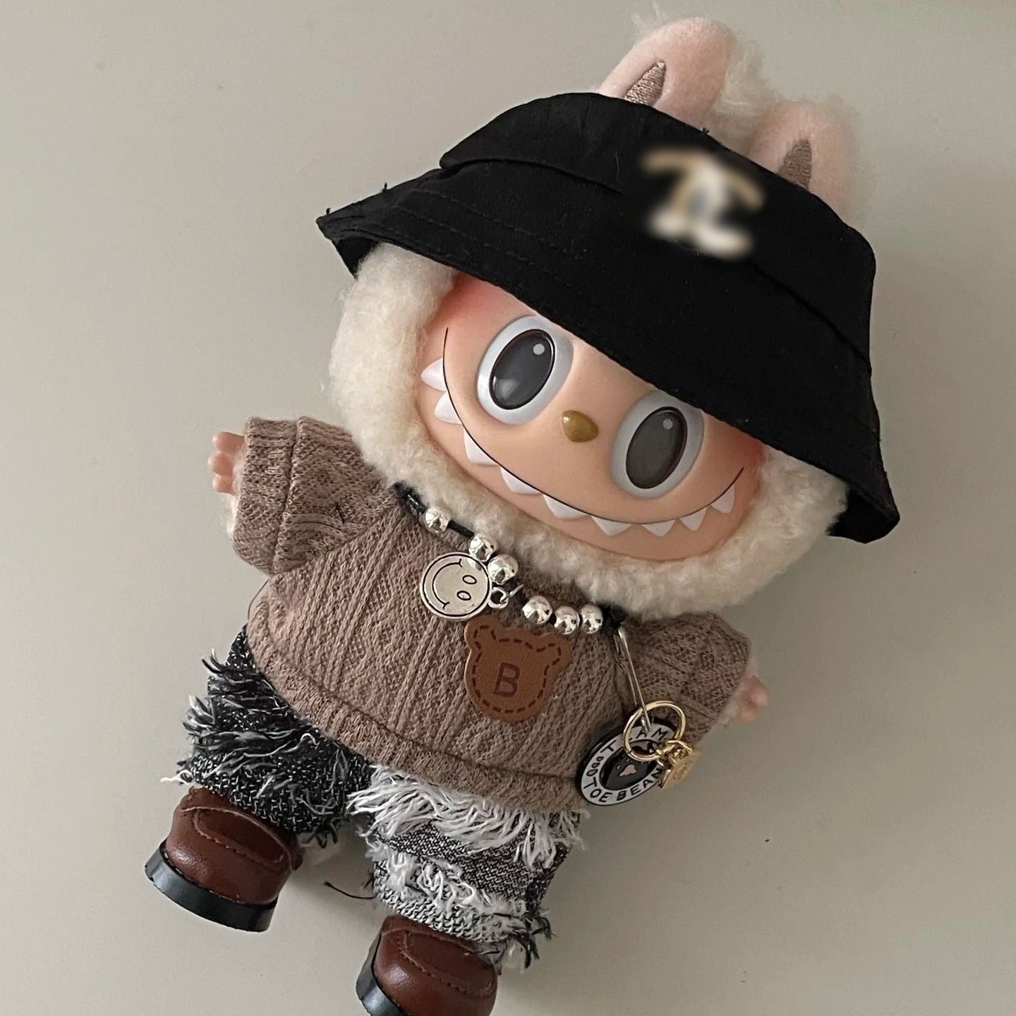 Labubu Streetstyle: Schwarze Sportkleidung mit Mütze