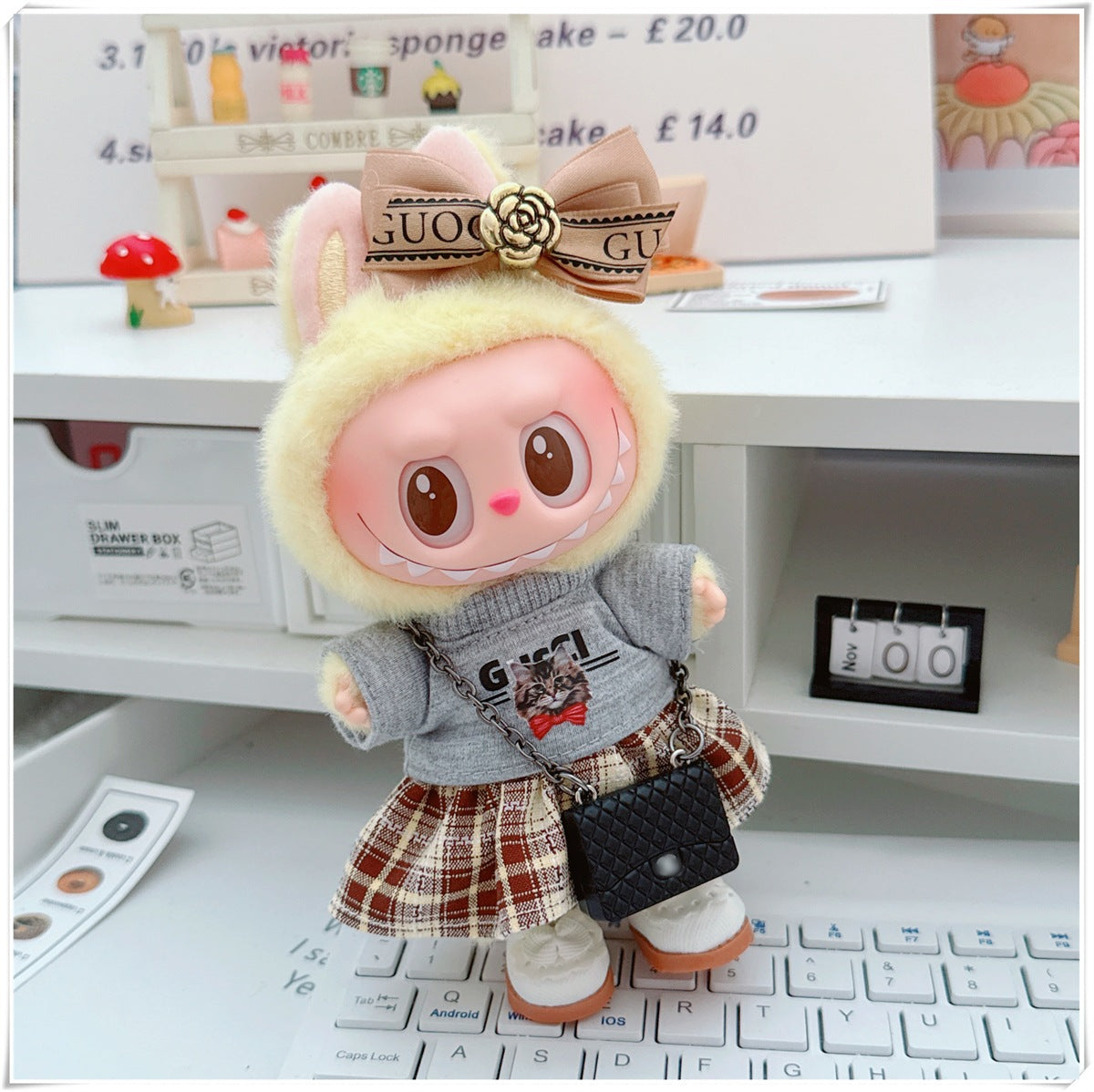 Schwarzes Kleid & 10 cm Schuhe: Eleganter Look für Labubu