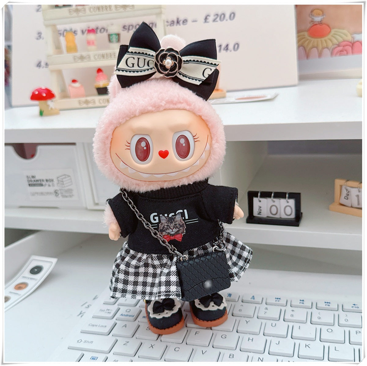 Schwarzes Kleid & 10 cm Schuhe: Eleganter Look für Labubu