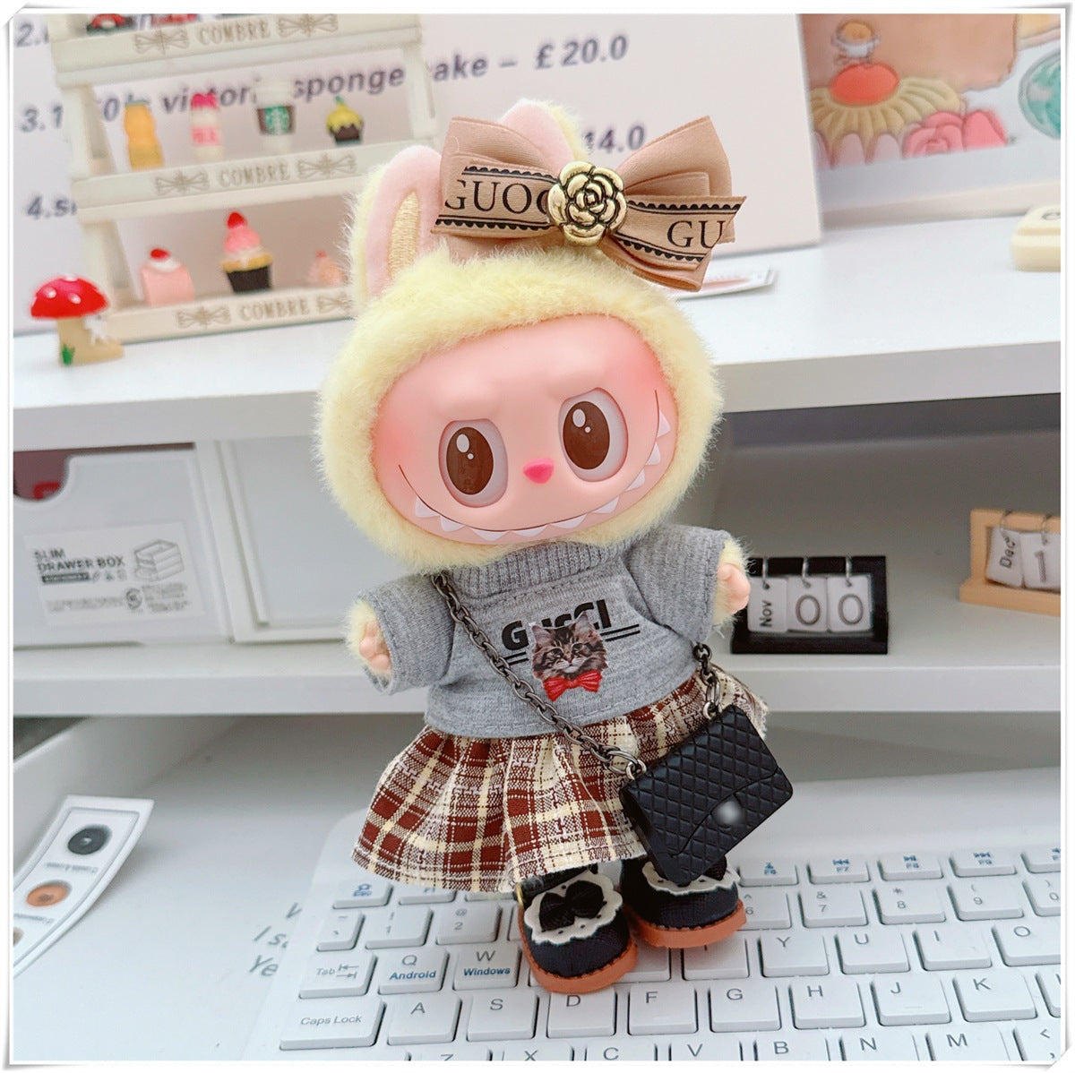 Schwarzes Kleid & 10 cm Schuhe: Eleganter Look für Labubu