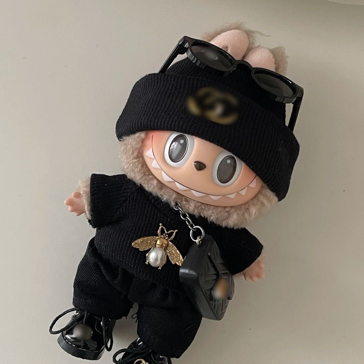 Labubu Streetstyle: Schwarze Sportkleidung mit Mütze