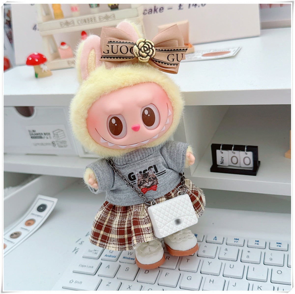 Schwarzes Kleid & 10 cm Schuhe: Eleganter Look für Labubu