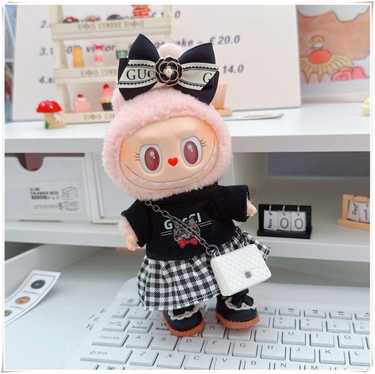 Schwarzes Kleid & 10 cm Schuhe: Eleganter Look für Labubu